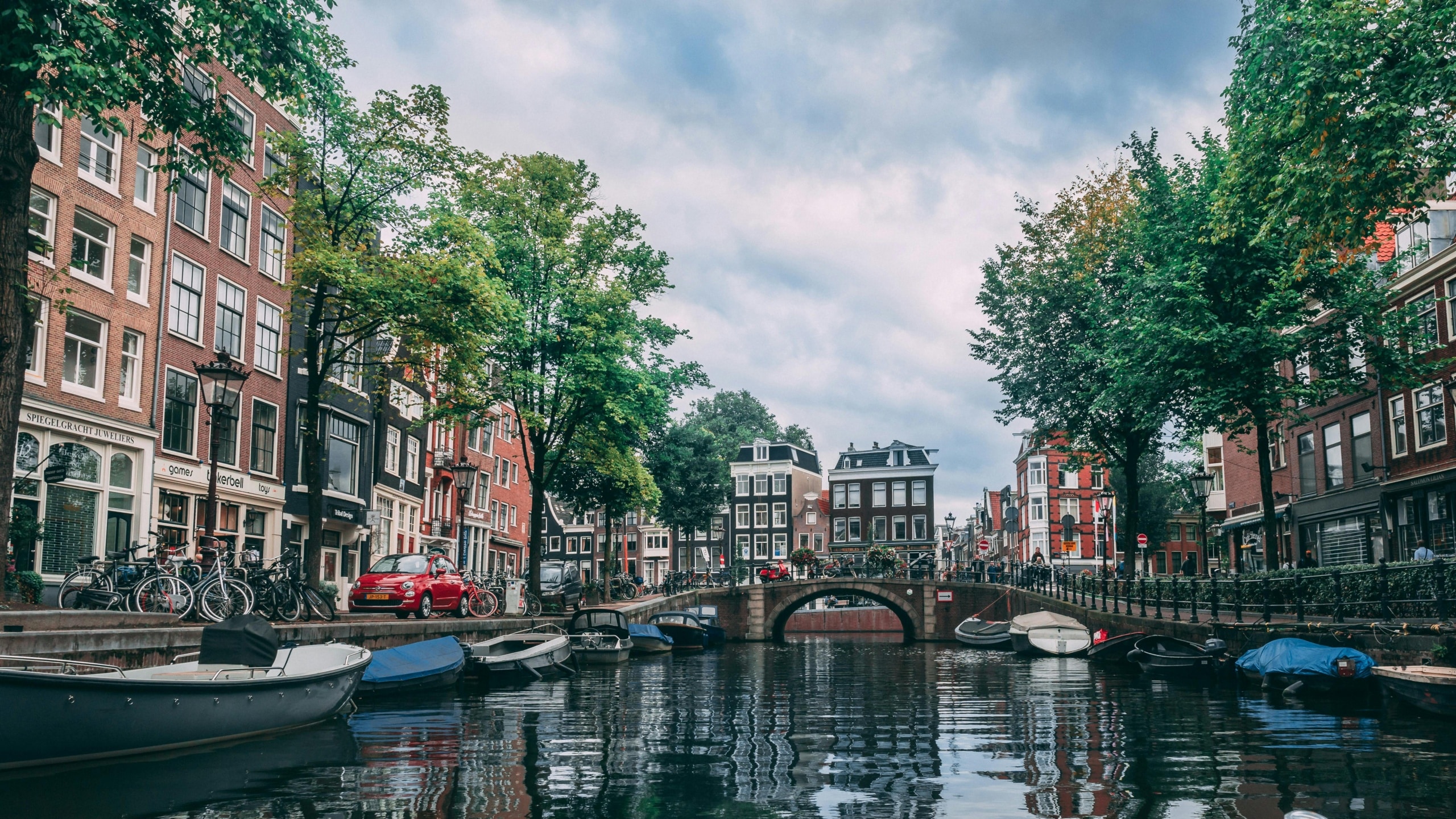 Scenic bike route in Amsterdam